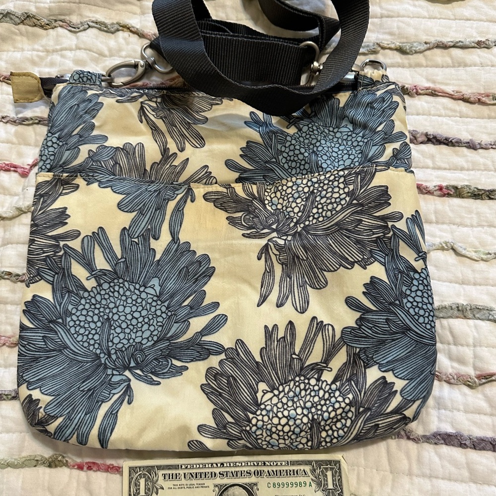 Baggallini bag - unique design & multiple pockets!